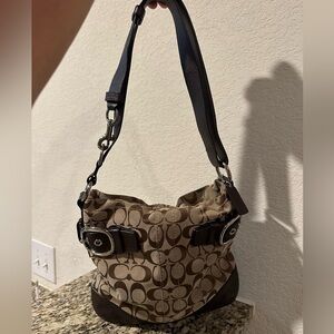 🤎Coach Brown and Tan Signature Shoulder Bag 🤎